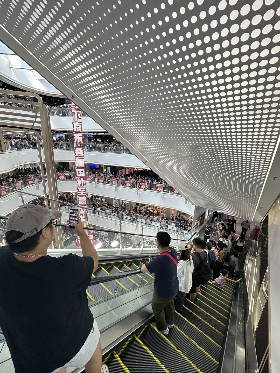 广州京东mall第一次！电梯都停了！只因樊满楼