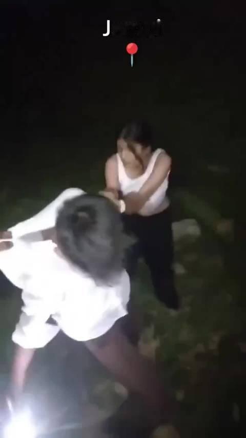 网传印度比哈尔邦 一对情侣在河边散步。被十几名啊三 抓去轮奸， 奇葩国度