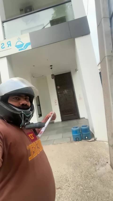 印度老哥熟能生巧送报纸，这抛物线让他玩明白了  ​​​