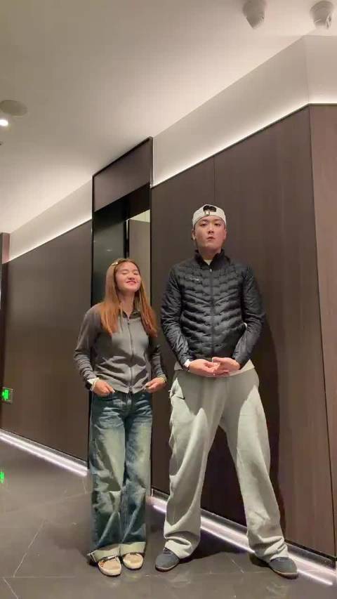 崔晋被骂上热搜那天我正刷着手机，看到评论区清一色的质问：你们靠李勒优赚了多少流量，连个房都不肯盖？ 