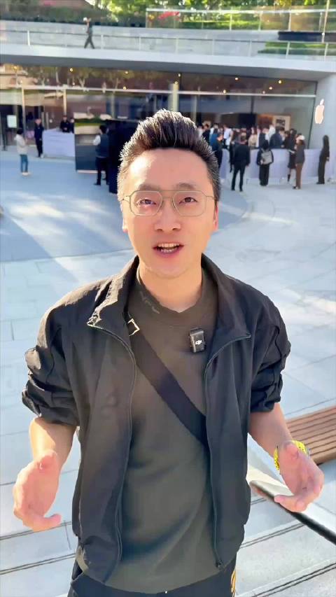 iPhone Duo首销日，看看Apple Store零售店的销售情况 ​