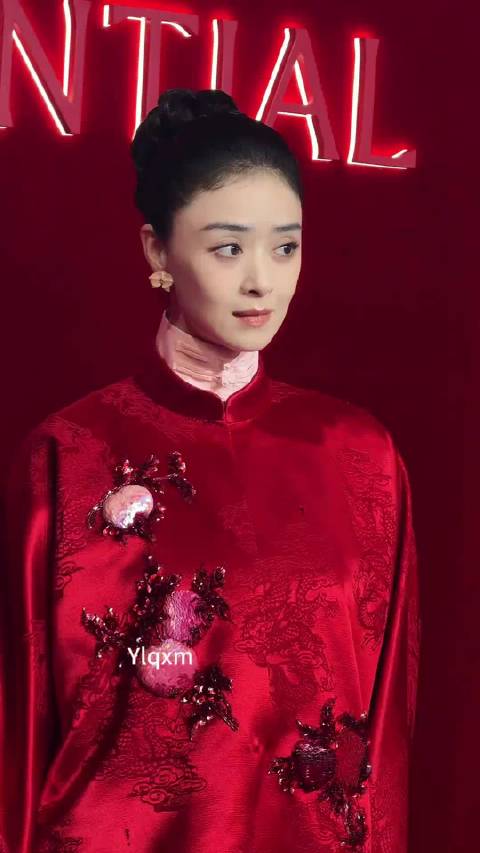 #蒋欣明显被吓到了# 合影的时候对方突然凑近亲脖子，蒋欣下意识后仰躲开、伸手隔开，能看出事发突然。她