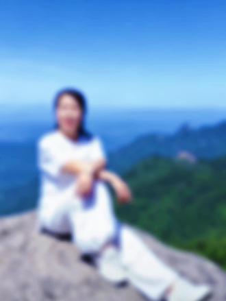 山顶吸收能量 ，登山养心 。