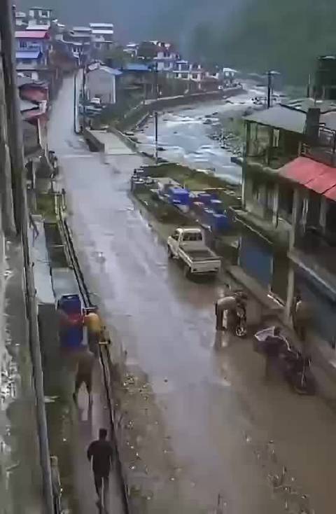 “全球地质灾害的可怕变化。”#户外安全##看世界##看世界[超话]#