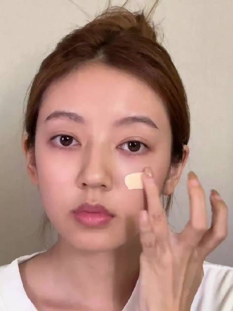 曝何瑞贤有孩子了，一直都很喜欢看何瑞贤化妆，姐姐面相就是单身独美大气场的感觉，怎么可能有孩子了，没有