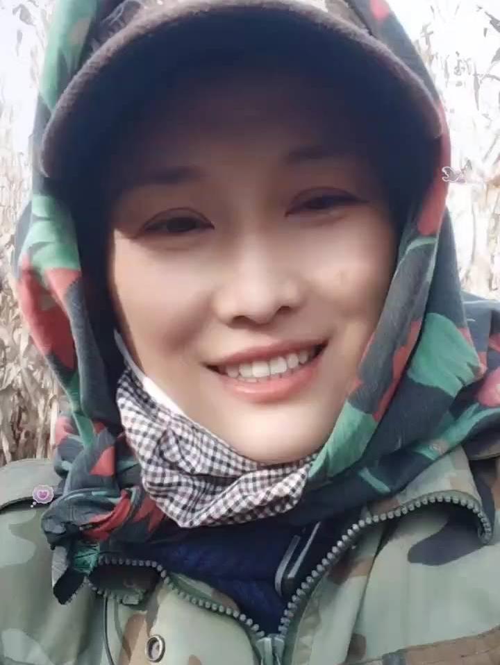 大姐讲趣事：吃饭只挑表面菜，不知道翻锅里，净吃凉的❗
