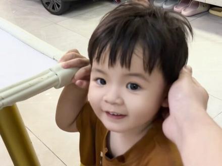 我坐在阳台看着厨房里正在给我做宵夜的老婆和卧室里可爱的儿子 这样的日子或许在旁人眼里平平无奇 对我而