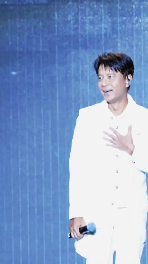 李克勤包头演唱会讲述心酸赶路经历，现实版人在囧途。