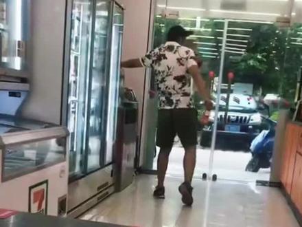 有粉丝偶遇七十二家房客的刘定坚买野饮哦。吾知几时的呢