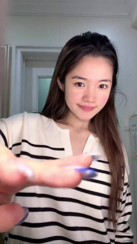 刚去查了一下李勒优现在住的地方这不查不知道她租了一间小loft，自己煮面、看海，门外的灯得自己开
