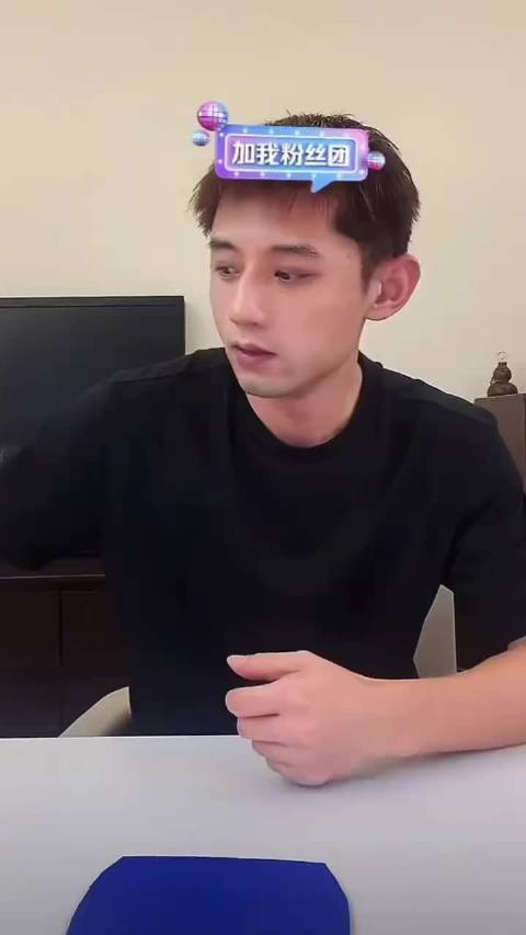 #张继科喊话刘丁硕来杭州当面聊# 因培训行业话题起争执， 张继科直播放话杭州当面聊， 双方互删微信，