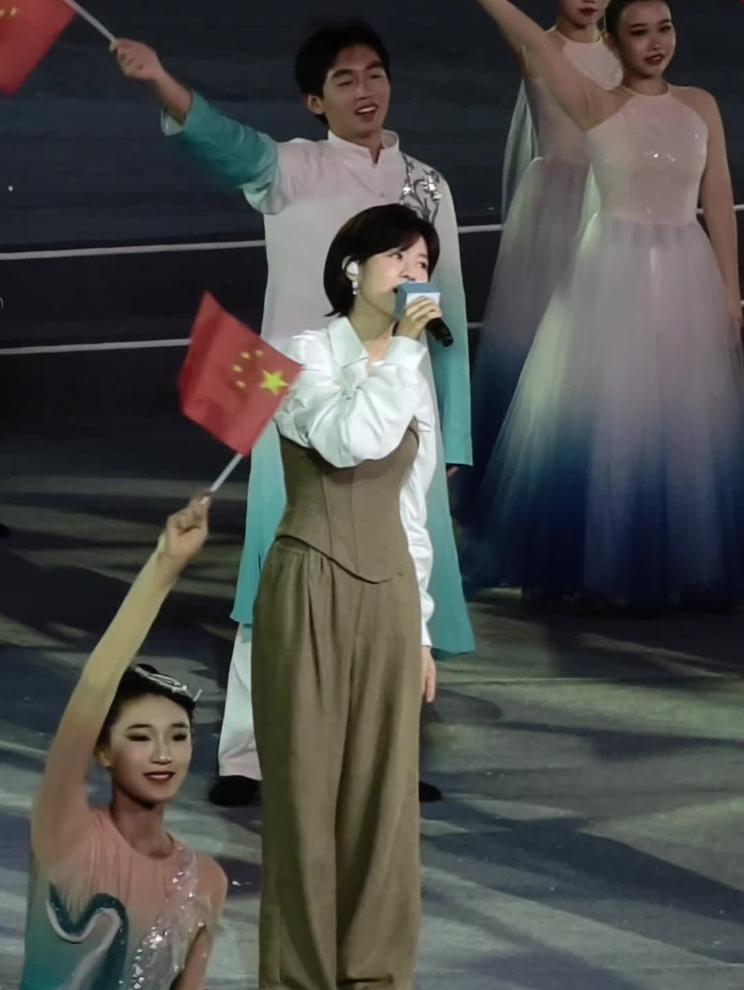 大江奔涌，山河回响。在长江之畔宜昌，郁可唯高唱《我的祖国》，壮阔江景与熟悉旋律相融！