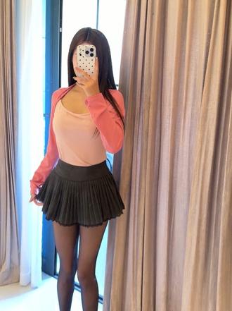 把镜子里的自己打扮成自己最喜欢的样子 镜子里的女孩，今天也在好好爱自己。 一件粉色开衫，一条百褶裙，