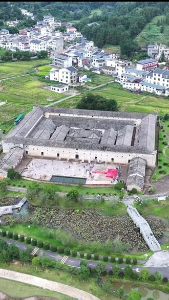 这座国内最大的方形客家围屋东生围，建造者是义门陈后裔。花二十多年筑起的高墙炮楼，这套防御体系，真的派