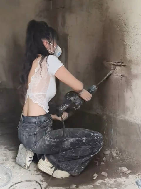 女电工水电开槽，一点都不含糊。#装修#  ​​​