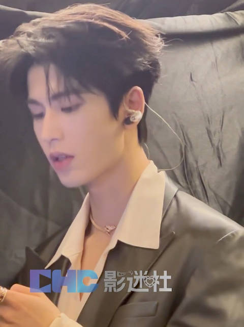 #张凌赫湾区升明月怼脸视频##张凌赫湾区升明月怼脸视角# 怎么怼脸还这么帅啊... ​​​