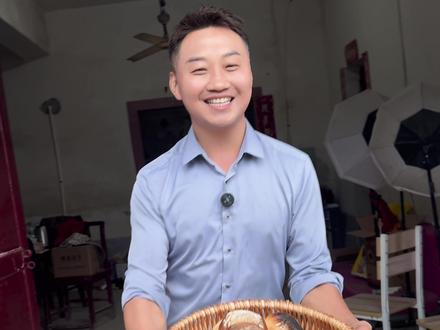 妹妹，来尝尝哥哥给你蒸的馍呀，好吃的杨熊样