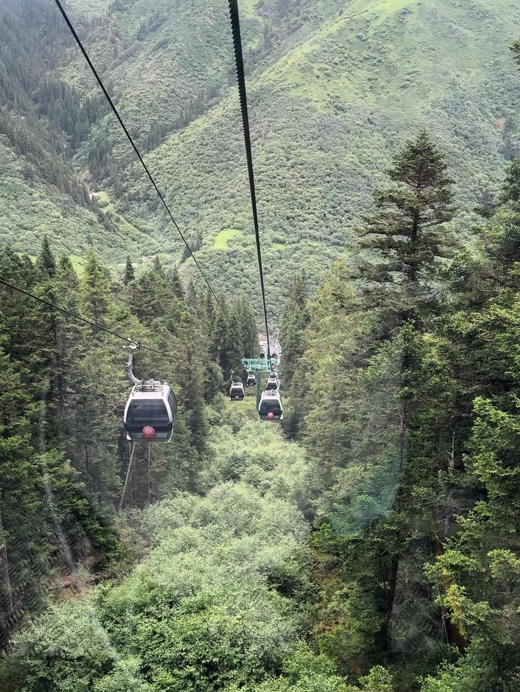 年轻就多出来走走，世界很大，不要困在琐碎的生活里。见不同的风景，吹远方的风，有些风景，年轻的时候看，
