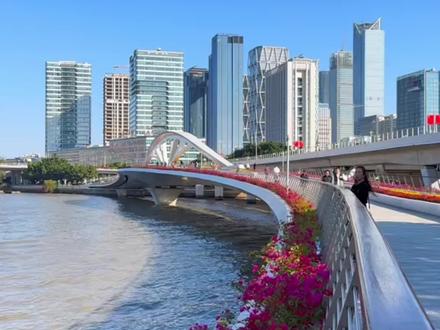 放下赶路焦虑漫游广州，逛西关骑楼、沙面洋楼，吹珠江晚风，叹地道早茶，在老城烟火里治愈充电。