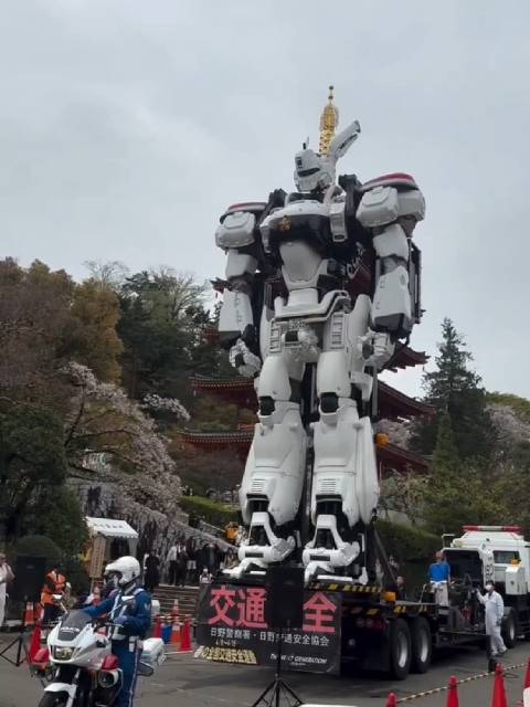 #日本新机器人被吐槽造型恐怖#不懂就问，这个机器人是干嘛用的？机动警察吗