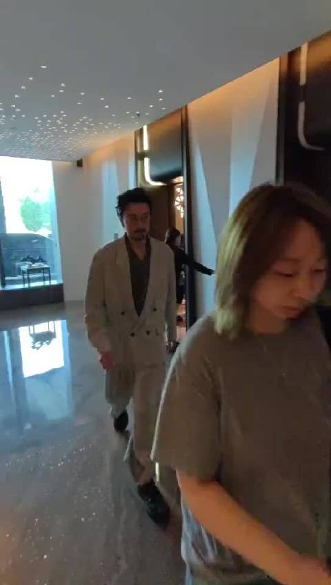 王传君此人，是真没把内娱那套“面子”当回事儿。昨晚中国片子导演之夜，多谨慎的场子，他上半身西装外衣穿