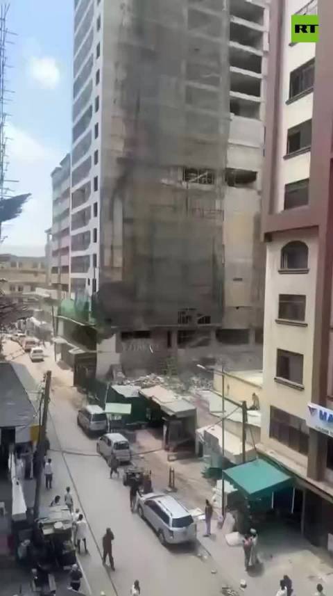 肯尼亚首都内罗毕一栋正在建设的18层建筑倒塌，包括建筑工人和附近行人在内的多人被困在瓦砾下
