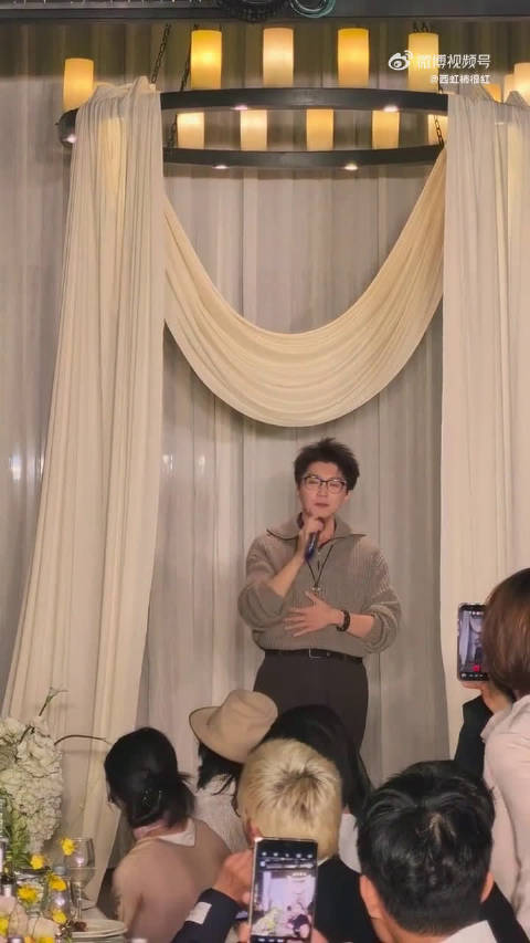 #毛不易新歌首唱是在朋友婚礼上##毛不易为朋友婚礼唱了新歌#宾客是什么天选幸运儿，赴一场婚礼