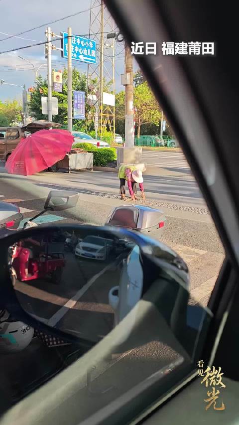 【弘扬新时代新风正气🇨🇳传递正能量[心]真善美】凡人善举 大爱莆田路口排水盖板错位翘起，藏着不小的安