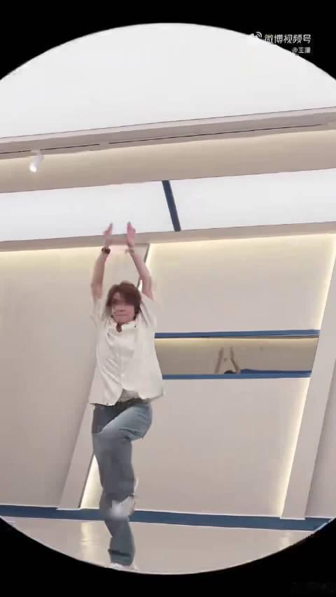 #王濛化妆销售外送谈业务全开花##合伙人观后感##伦敦合伙人#濛主自带一股韧劲，销售、试妆、跑外送、