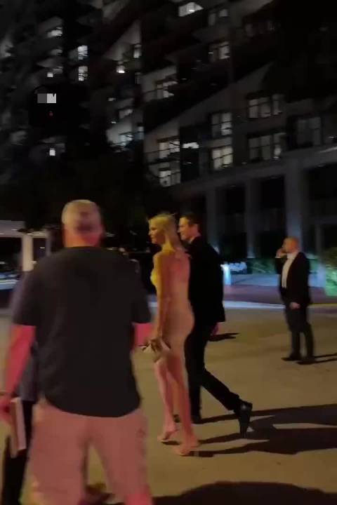 特朗普女儿伊万卡的保镖可不是闹着玩的，伊万卡还回头看了看～