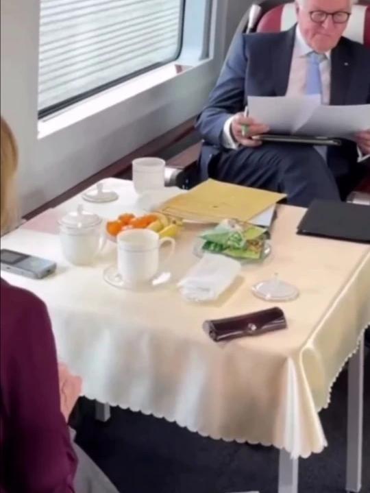 德国总统乘高铁前往黄山，下车后观赏舞鱼灯舞狮民俗表演