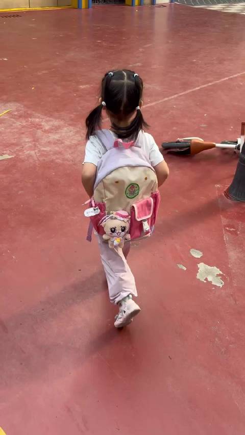 爱哭的妹妹初入幼儿园居然没有哭真的让我感到无比震撼