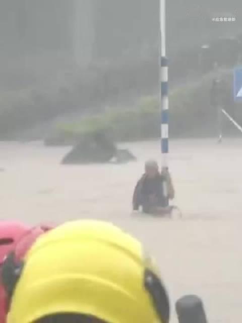 #直击救援救灾一线#【#海南暴雨消防持续开展救援#】受南海热带低压残涡和冷空气共同影响，强降雨侵袭海