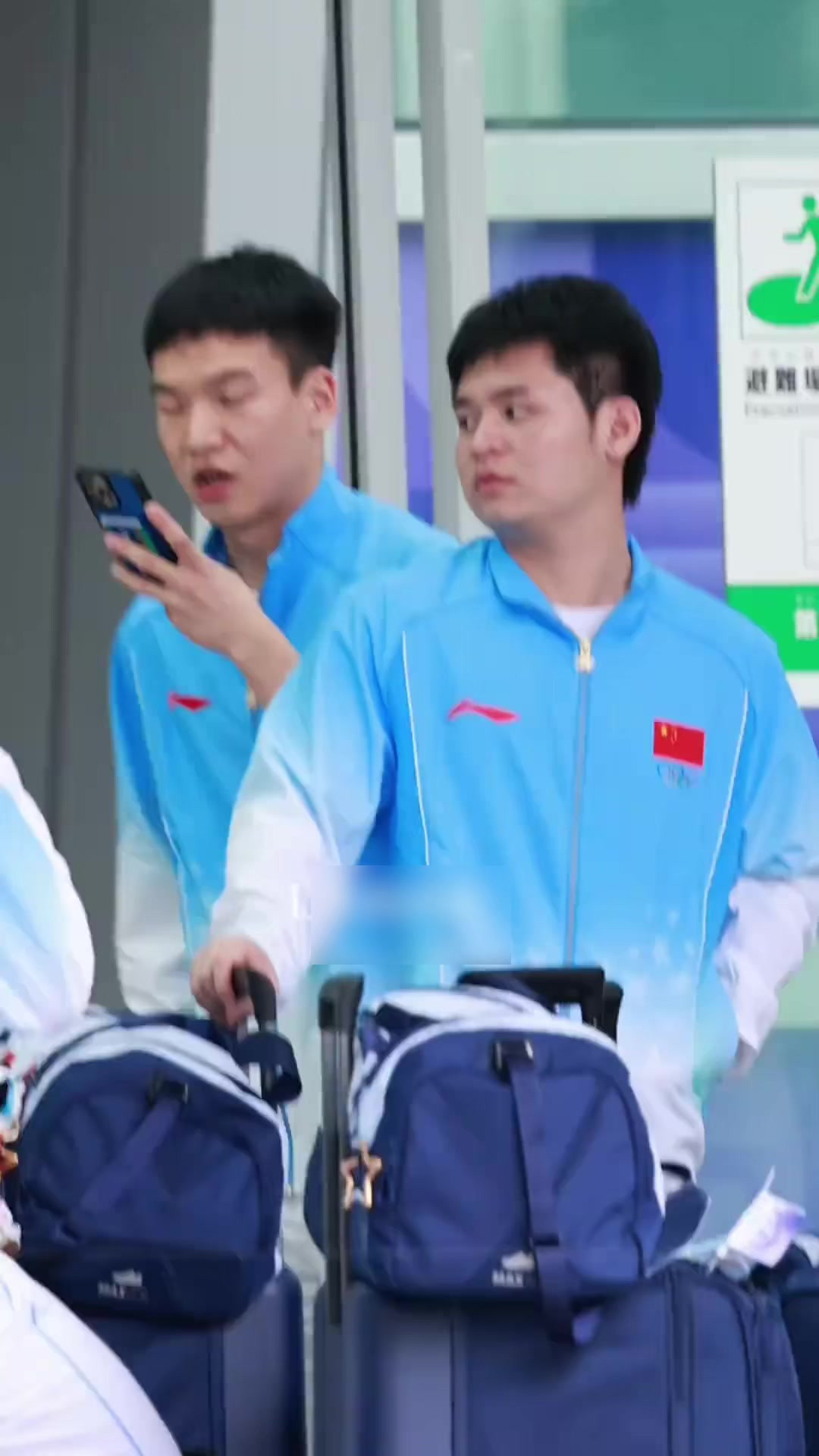 鹏哥忙着打电话栋栋还是没睡醒吗？