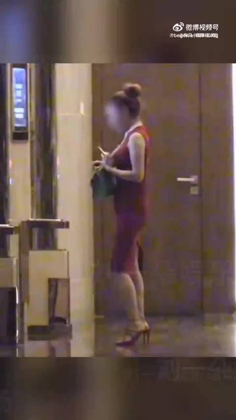 #包贝尔出轨风波后首现身# 风波发酵一个多月，包贝尔终于被网友偶遇，在北京怀柔露营，这也是酒店传闻之