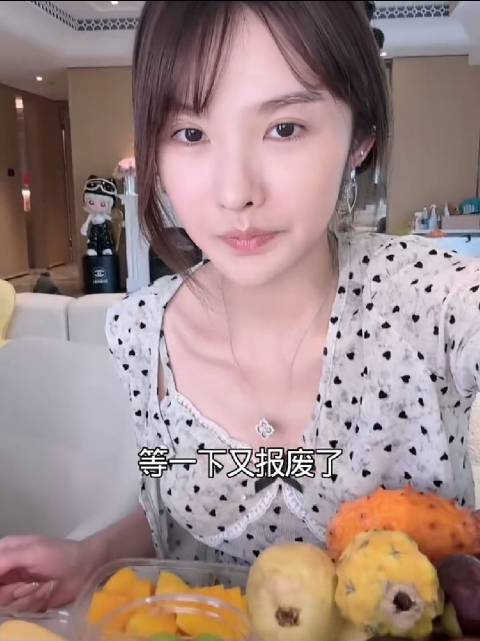 小丸子让妈妈次惑小仙女少拍点视频发网络上，说是爷爷说的！次惑小仙女就差说你爸爸可乐不是拍了发了吗，小