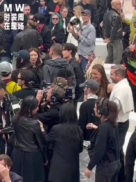 巴黎名利场里游刃有余的贵公子， 落座罗意威秀场C位，享受品牌最高规格礼遇。不同于旁人热衷寒暄合影、刻