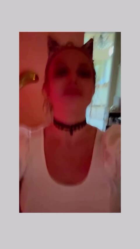 BritneySpears  布兰妮分享美容护理日常，并介绍自己近期喜爱的护肤产品🧘🏼♀️  - 我