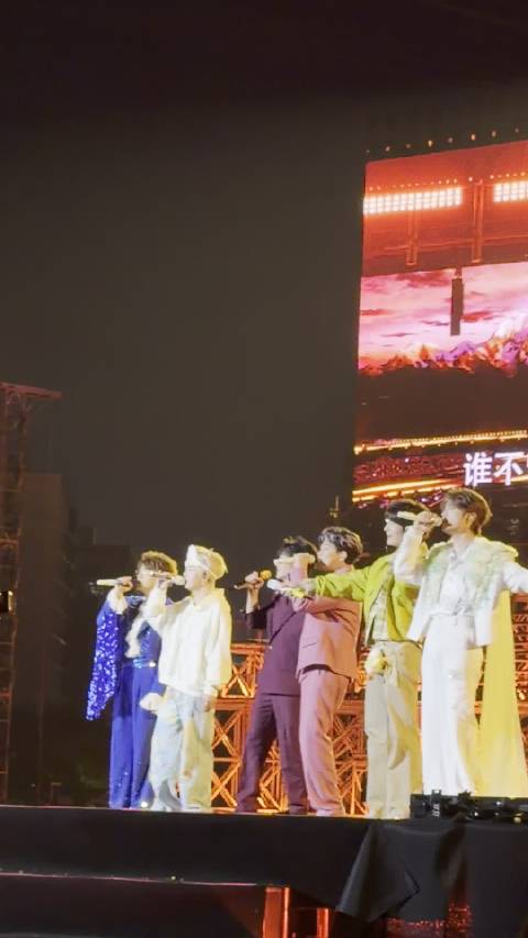 #再就业男团把家搬到舞台上了##再就业男团演唱会暖房趴#再就业男团把家搬到舞台上了，完全就是暖房趴