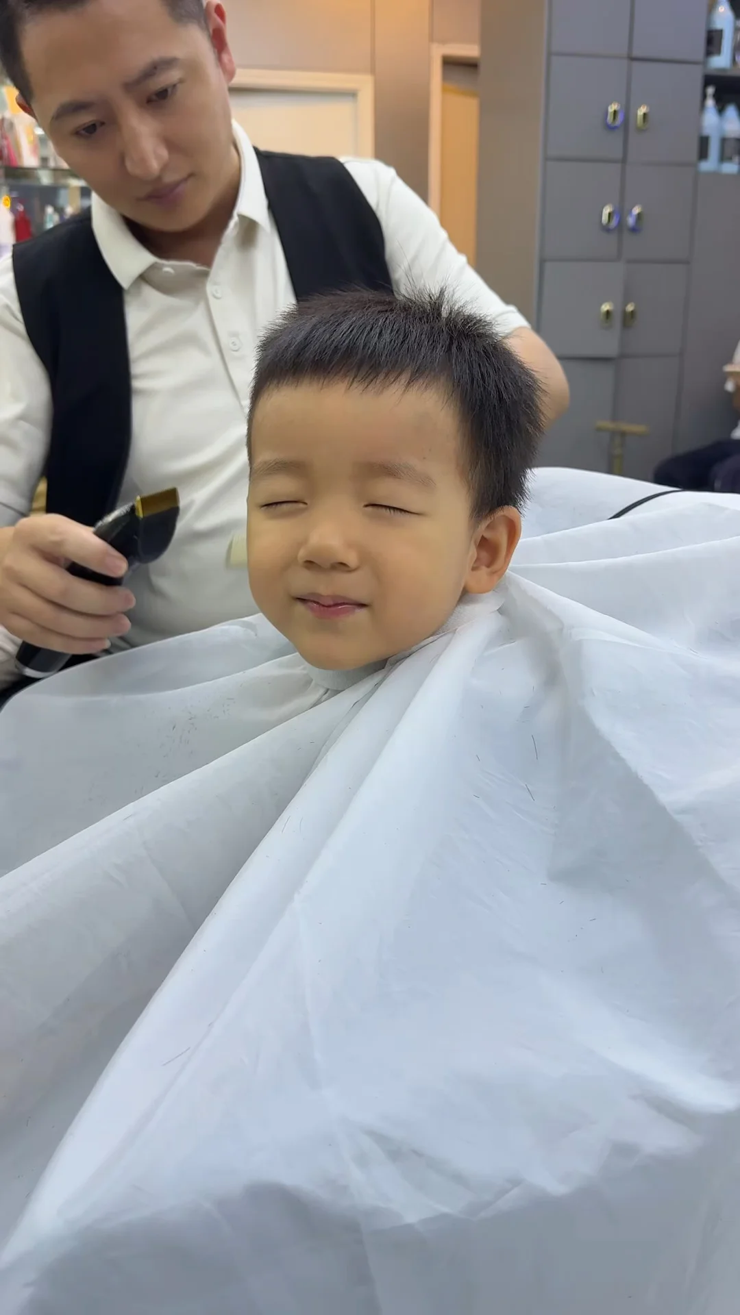 米来剪头发很乖呀