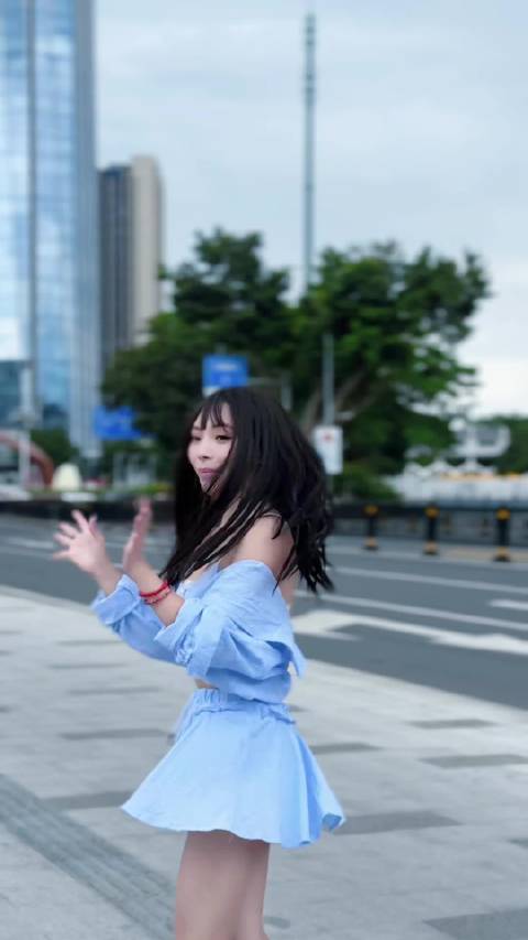 零跑 B01 把「宇宙美学」开进现实！ ​