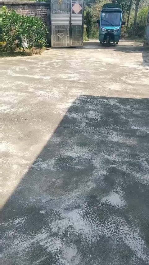 我家老爹太厉害了，前两天在医院里躺着还动弹不得，这就开上他的宝马车回家了(那天开车到街上赶圩，然后身