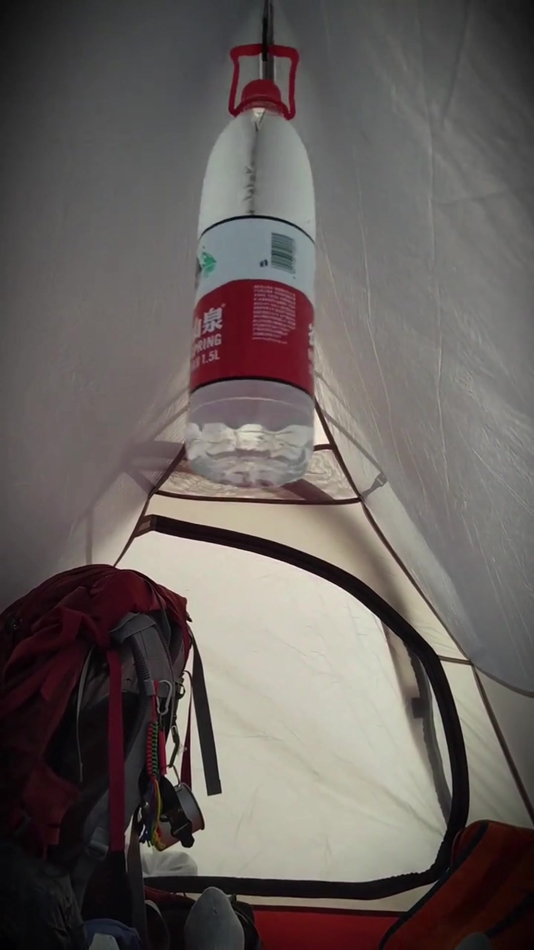 高原大风露营，矿泉水瓶变身帐篷阻尼器，这招太管用