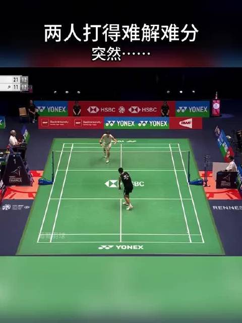 两人正打得难解难分，场外突然飞来一颗球，安赛龙和周天成当场看懵