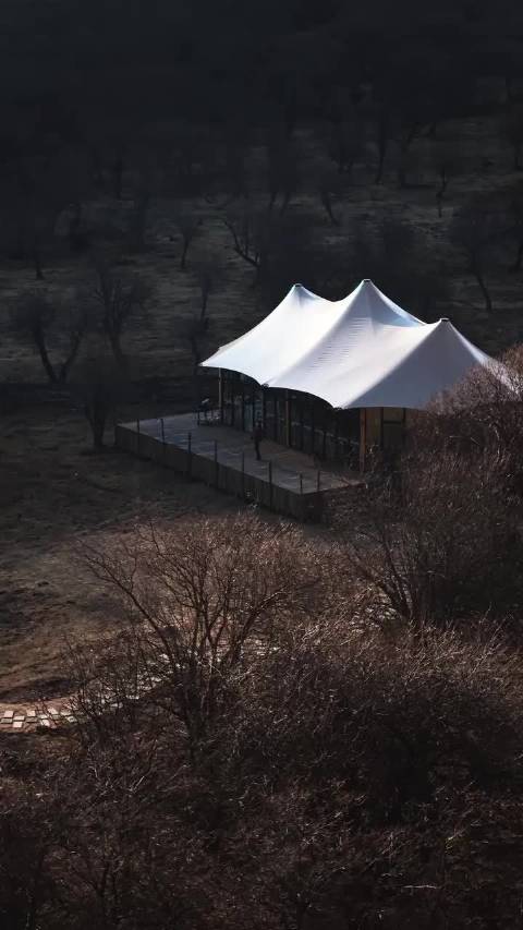 今年我们开始投身一份新的事业， 在香格里拉运营了“诺尔游牧”野奢酒店。 一个真正藏在自然里的地方， 