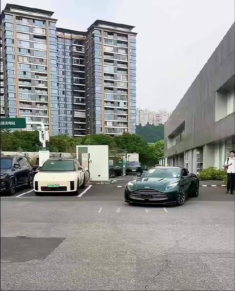 阿斯顿•马丁车型，车身比例设计真是行业标杆[强]美学0.618黄金比例分割，视觉上真是漂亮🤩#陈红进