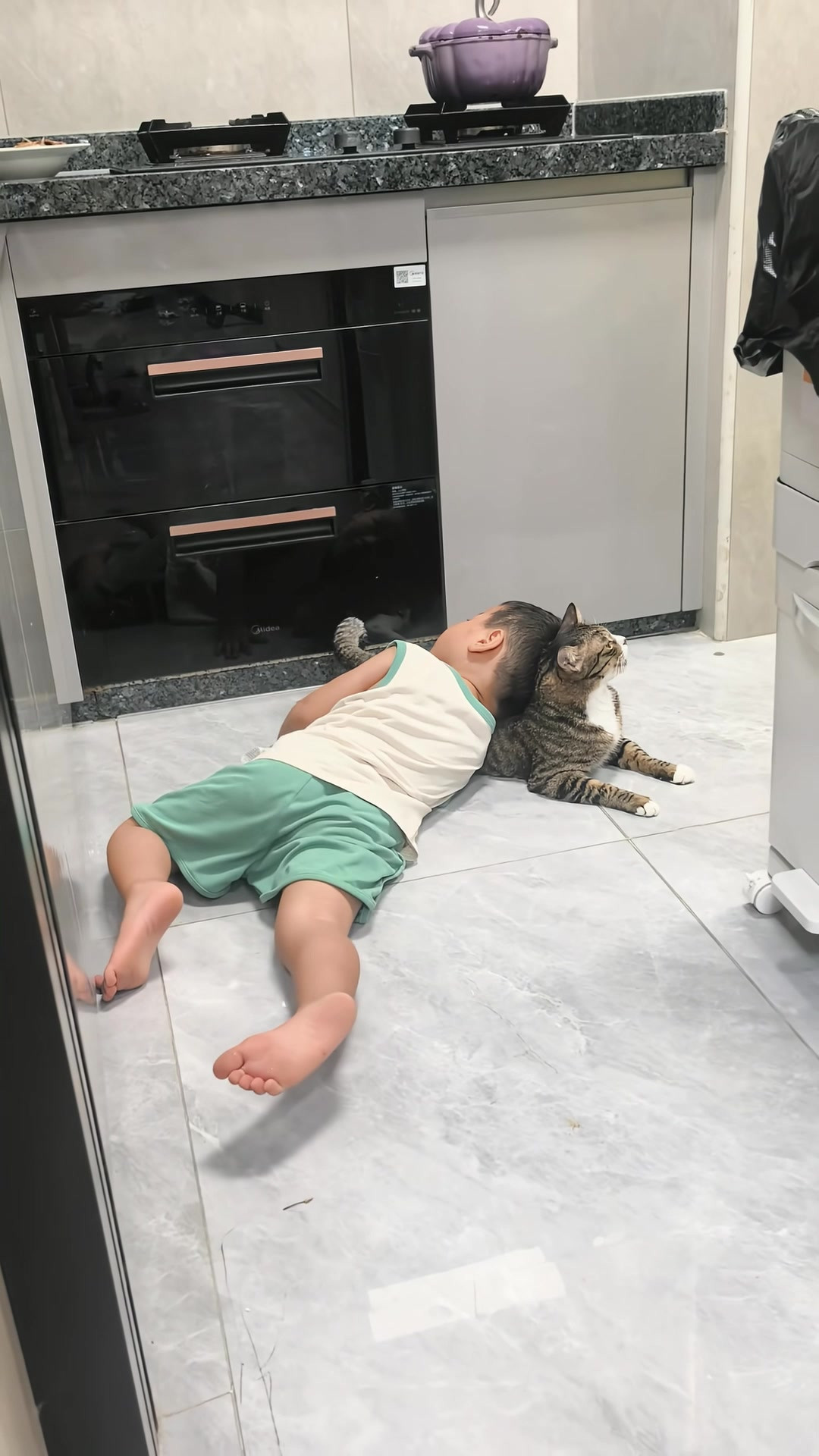 小孩压着猫猫，急得猫猫都开口叫“妈”了，猫：你管不管？