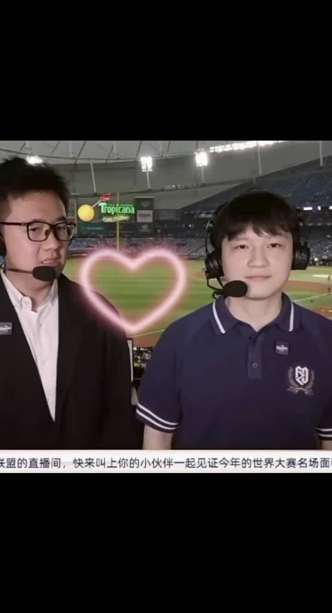 在解说棒球的樊振东，被他浑然天成的萌感击中！ ​他穿着深蓝色的Polo衫，戴着专业的解说耳机，虽然背