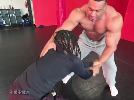 肌肉男轮子哥去UFC训练馆踢馆，是否能仗着体型大“一力降十会