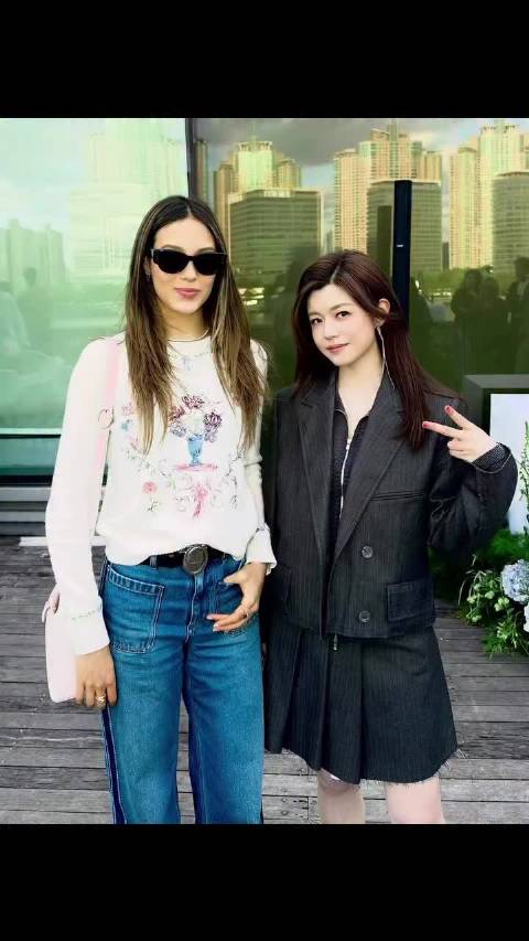 #谷爱凌# 【陈妍希 IG】上海🍎活动“最近看了她和Jay Shetty的对谈直播，觉得她是这个世上